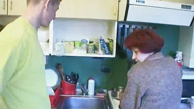 dua Grannys video bokep pembantu cantik dan seorang kolega membutuhkan uang untuk sewa.